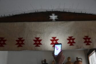 ブルガリア、チプロフツィのゲストハウスにある十字架ができるシンボル