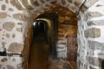 L'entrata della cantina contenente il famoso vino locale