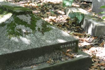 ロンドンのハイゲート墓地にある墓石についている番号