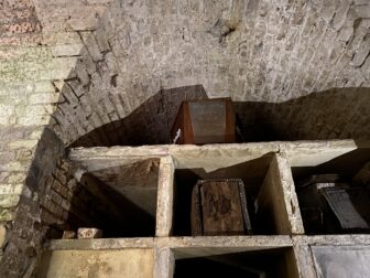 ハイゲート墓地内のTerrace Catacombs の中にある棺
