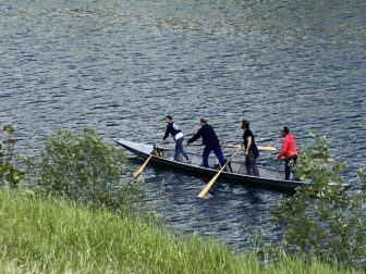 イタリア、パヴィアのティチノ川でボートを漕ぐ人々