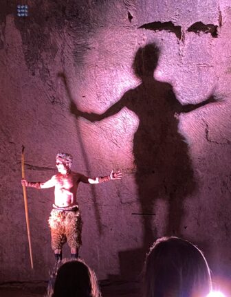 シラクサのネアポリスでの洞穴ショーで出迎える牧神パン