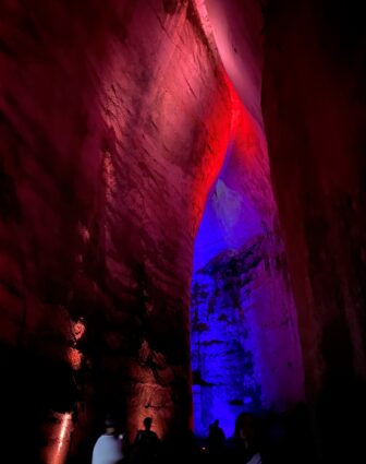 Nella grotta chiamata 'Ear' a Neapolis