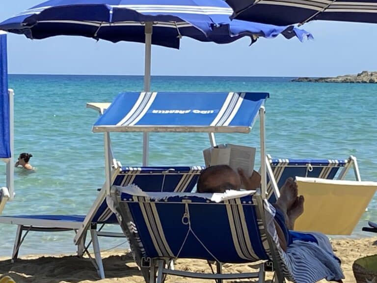 Pizzicati dai pesci nell’acqua di una spiaggia di Siracusa