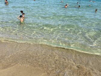 シラクサ近郊のビーチ、Lido Arenella の海の水