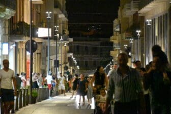 Molta gente a passeggio di sera a Siracusa