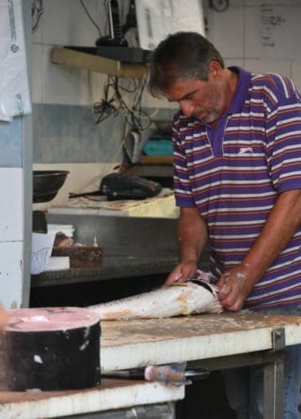 シラクサの市場内の魚屋で働く人