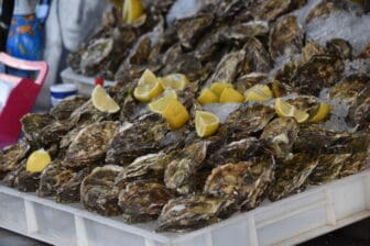 シチリア島のシラクサの市場に並ぶ牡蠣