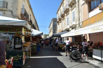 Il mercato tra le stradine di Siracusa