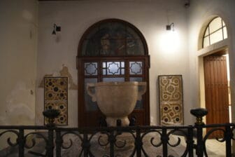 シラクサのオルティージャ島にあるドゥオーモ内の洗礼盤