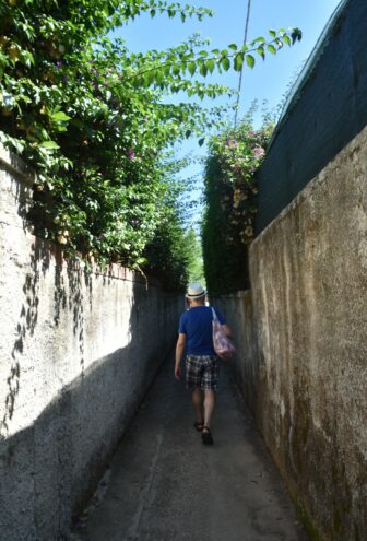 the alley towards Fontane Bianche beach near Syracuse