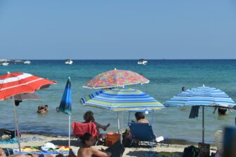 Ombrelloni colorati a Fontane Bianche