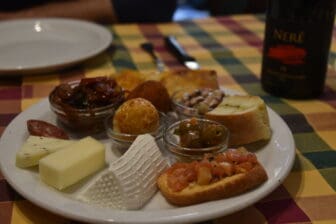 シチリア島、モディカのレストラン、Osteria dei Sapori Perdutiの前菜盛り合わせ