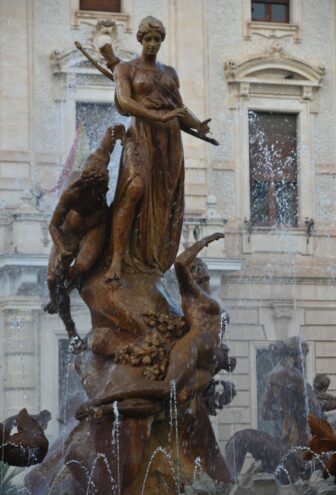 the fountain of Arethusa story seen during the walking tour in Syracuse