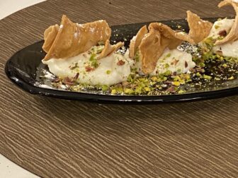 シチリア島、シラクサのピッツァ専門店、Anima e Core のCannolo Scomposto