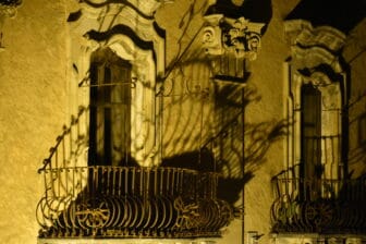 night view of the mansion next to the hotel with the balconies in Ragusa