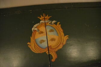 Lo stemma degli Aresso esposto nel Teatro Donnafugata