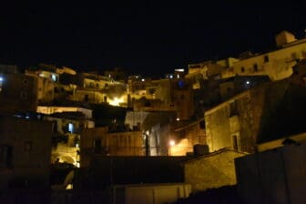 the houses of Ragusa Superiore at night