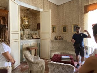 シチリア島、ラグーサの男爵家Palazzo Arezzo di Trifilettiで説明する男爵