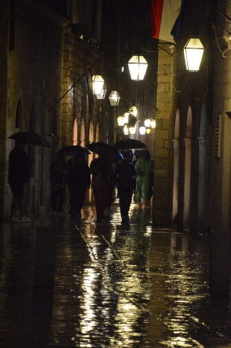 クロアチア、夜のドゥブロヴニク、雨の中を歩く