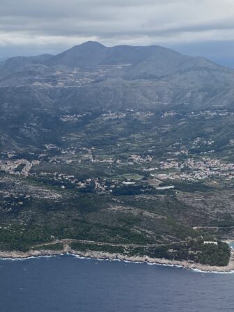 クロアチア、ドゥブロヴニクの空港に到着する寸前の飛行機からの風景