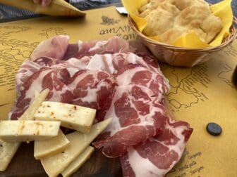 イタリアのグラッツァーノ・ヴィスコンティ村で食べたチーズとハムとニョッコフリット