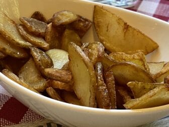 the homemade thick crisps of La Taverna di Rugantino, the restaurant of Roman cuisine in the northern Italy