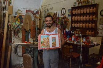 Damiano, il disegnatore del carretto siciliano nel suo workshop a Ragusa