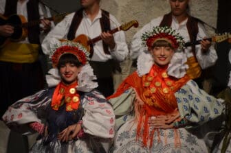 ドゥブロヴニクで、クロアチアの民族舞踊を踊る人々