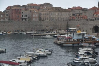 クロアチア、ドゥブロヴニクの歴史のある港