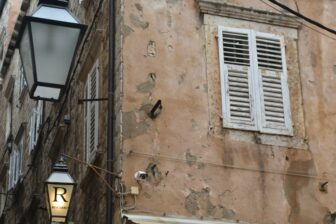 Questa mura ha i segni della storia recente della città di Dubrovnik Ragusa