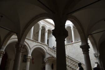 クロアチア、ドゥブロヴニクのレクター宮殿の中庭