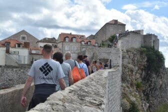 クロアチアのドゥブロヴニクの城壁を歩く人々