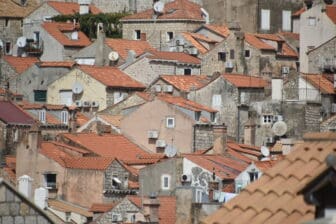 クロアチアのドゥブロヴニクの城壁から見た旧市街