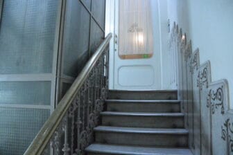 スペイン、バルセロナのホテル、Circa1905 への階段