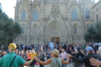 Gente che balla la Sardana a Barcellona