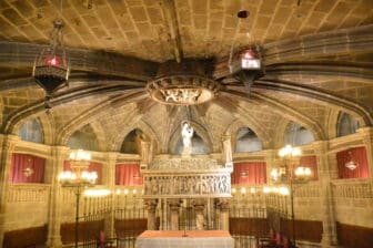 スペイン、バルセロナの大聖堂内のサンタ・エウラリアの納骨堂