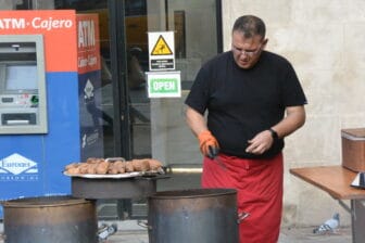 スペイン、バルセロナ市内の焼き芋売り