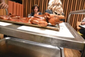 スペイン、バルセロナのタパス屋、Cerveseria Catalana の子豚の丸焼き
