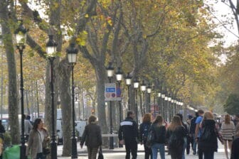 スペイン、バルセロナの通りを行く人々