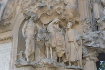 スペイン、バルセロナにあるサグラダ・ファミリアの誕生を表すファサードのディテール