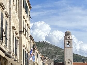 イタリア語を話す店員がいる本屋があるドゥブロヴニクの大通り