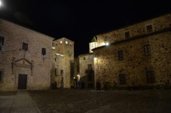 All'interno delle antiche mura di Caceres