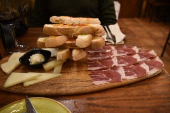 スペイン、カセレスのレストラン、La Taperiaのハム、チーズ、パンの盛り合わせ