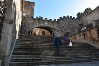 スペイン、カセレスの城壁への階段