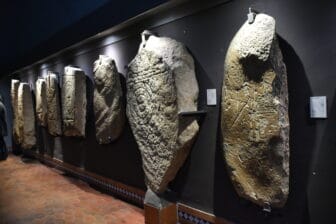 スペイン、カセレスの貯水槽がある博物館の考古学関連の展示物