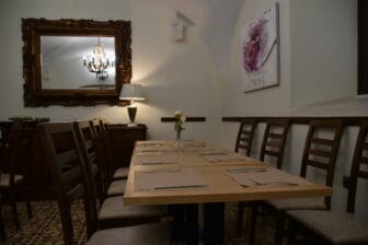 ランチ時に入ったカセレスのレストラン、Restaurante Caceres の店内