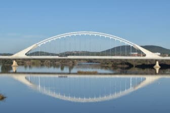スペイン、メリダにあるルシタニア橋をローマ橋から望む