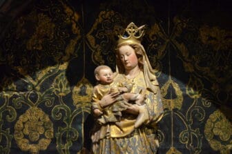 スペイン、サラマンカの旧大聖堂内の母子像