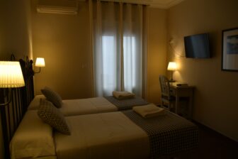 スペイン、サフラのホテル、Hotel Plaza Grande の部屋